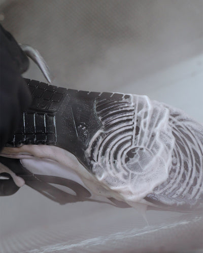 Pooms behandelt elk paar sneakers met de hand