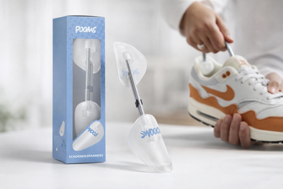 Pooms schoenenspanner in een sneaker geplaatst