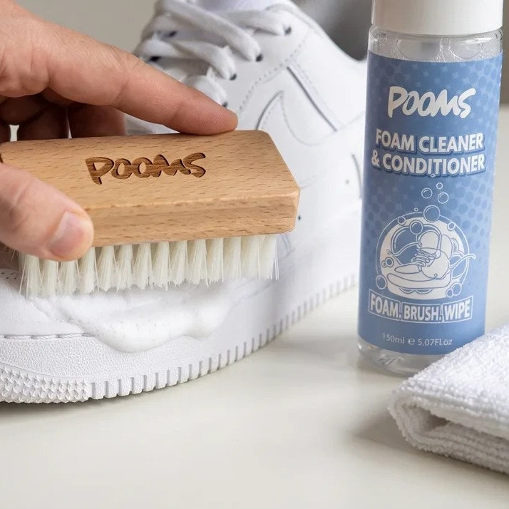 Witte sneakers schoonmaken